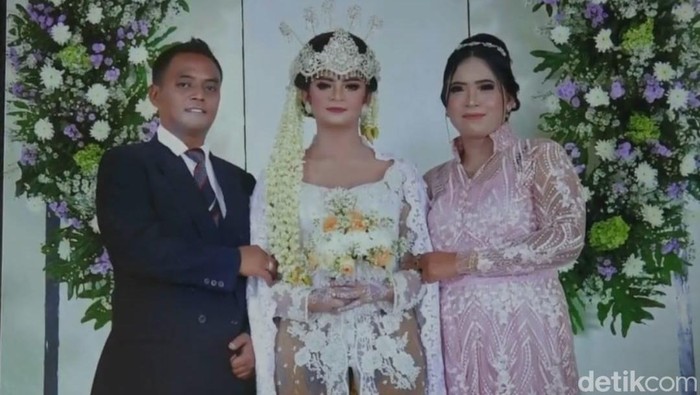 Album foto resepsi pernikahan tanpa mempelai pria di Kota Probolinggo