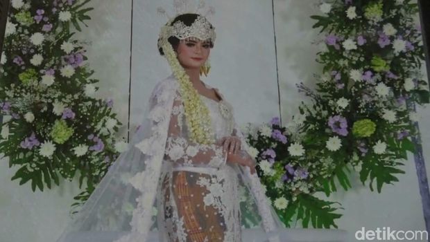 Album foto resepsi pernikahan tanpa mempelai pria di Kota Probolinggo