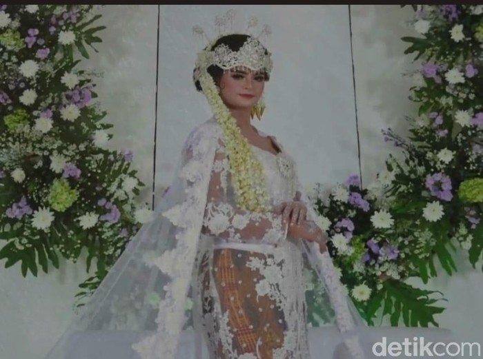 Album foto resepsi pernikahan tanpa mempelai pria di Kota Probolinggo