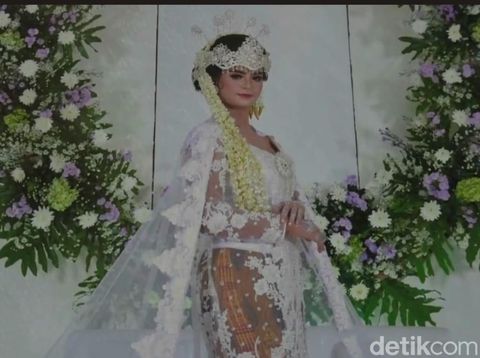 Album foto resepsi pernikahan tanpa mempelai pria di Kota Probolinggo