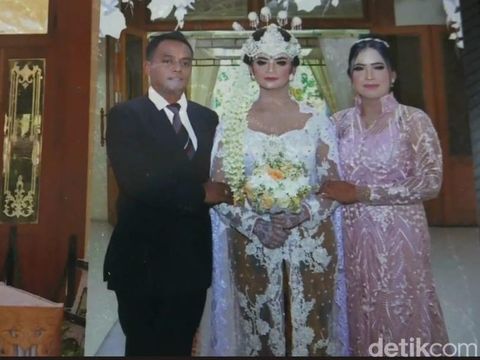 Album foto resepsi pernikahan tanpa mempelai pria di Kota Probolinggo