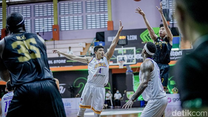 Andre Adrianno (jersey hitam no 7) tampil cemerlang saat melawan Tangerang Hawks