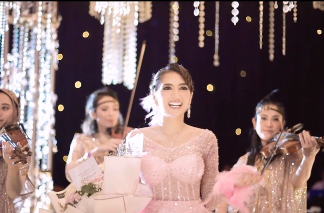 Angel Karamoy baru saja merayakan ulang tahunnya pada 16 Januari. Untuk merayakannya, Angel mengadakan sebuah pesta ulang tahun mewah di sebuah hotel yang berlokasi di Ciawi. Foto: Instagram/@as_picture.co