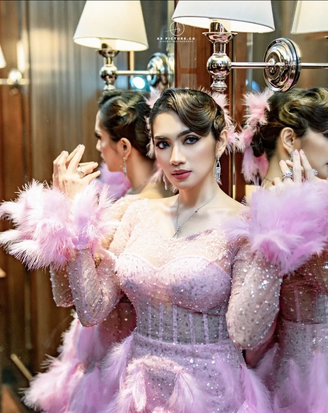 Meski sudah memiliki 2 orang anak namun penampilan Angel Karamoy masih terlihat menawan. Ditambah dengan gaya berbusananya, penampilan Angel jadi bak ABG. Foto: Instagram/@as_picture.co