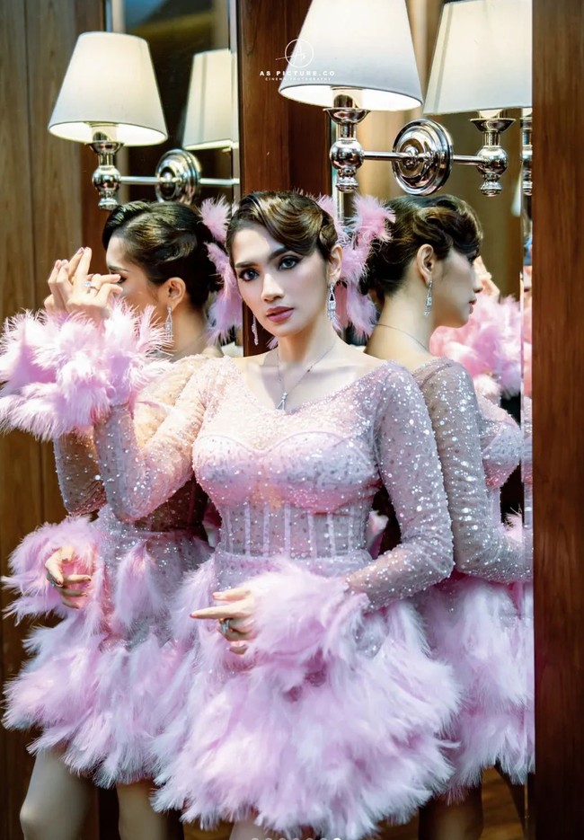 Angel Karamoy sendiri tampil cantik mengenakan mini dress berwarna merah muda. Dress tersebut tampak dilengkapi dengan aksen bulu pada bagian pergelangan tangan dan rok bawahnya. Foto: Instagram/@as_picture.co