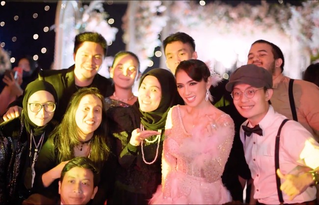 Penampilan Angel Karamoy pun banjir beragam pujian netizen. Tak sedikit yang terpesona melihat kecantikan Angel yang masih tak kalah dengan para wanita muda yang berusia di bawahnya. Foto: Instagram/@as_picture.co