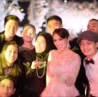 Penampilan Angel Karamoy pun banjir beragam pujian netizen. Tak sedikit yang terpesona melihat kecantikan Angel yang masih tak kalah dengan para wanita muda yang berusia di bawahnya. Foto: Instagram/@as_picture.co