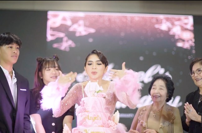 Pesta tersebut tampak ramai dihadiri oleh keluarga dan para rekan artis. Ada juga beberapa atraksi panggung untuk menghibur para tamu undangan yang hadir. Foto: Instagram/@as_picture.co