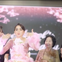 Pesta tersebut tampak ramai dihadiri oleh keluarga dan para rekan artis. Ada juga beberapa atraksi panggung untuk menghibur para tamu undangan yang hadir. Foto: Instagram/@as_picture.co