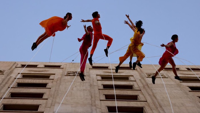Atraksi Penari Melawan Gravitasi di Langit Chile Dancers use ropes to hang while performing 'Bird strike' from U.S. theater company Bandaloop, during Santiago a Mil International Theater Festival in Santiago, Chile, January 13, 2023. REUTERS/Ivan Alvarado TPX IMAGES OF THE DAY