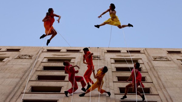 Mereka melakukan atraksi menari di ketinggian selama Festival Teater Internasional Santiago a Mil.  