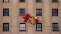Para penari ini berasal dari sebuah perusahaan teater AS bernama the Bandaloop Dance Company.  