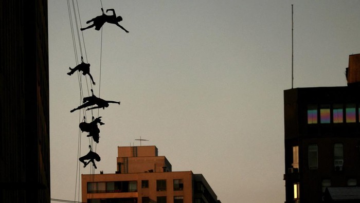Atraksi Penari Melawan Gravitasi di Langit Chile Dancers use ropes to hang while performing 'Bird strike' from U.S. theater company Bandaloop, during Santiago a Mil International Theater Festival in Santiago, Chile, January 13, 2023. REUTERS/Ivan Alvarado TPX IMAGES OF THE DAY