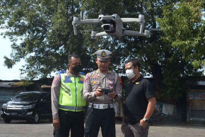 Direktorat Lalu Lintas (Ditlantas) Polda Jateng melakukan uji coba ETLE menggunakan drone. Uji coba ini dilakukan di kawasan simpang empat Penggung, Klaten.