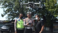 Anggota Satlantas Polres Klaten bersama Ditlantas Polda Jawa Tengah melakukan uji coba tilang elektronik atau Electronic Traffic Law Enforcement (ETLE) menggunakan drone di kawasan simpang empat Penggung, Ceper, Klaten, Jawa Tengah, Kamis (19/1/2023).