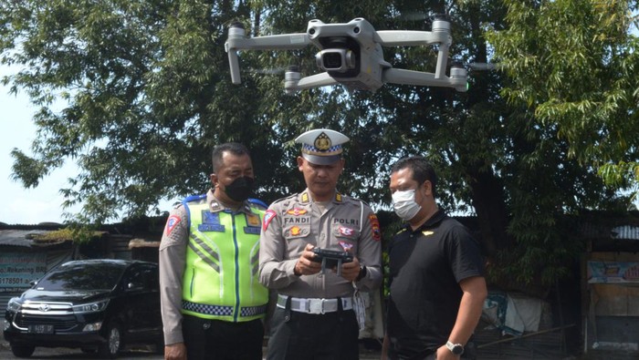 Awas Ketilang! Ada Polda Jateng Lagi Uji Coba ETLE Pakai Drone Direktorat Lalu Lintas (Ditlantas) Polda Jateng melakukan uji coba ETLE menggunakan drone. Uji coba ini dilakukan di kawasan simpang empat Penggung, Klaten.