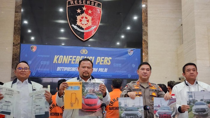 Bareskrim Polri menangkap kompolotan penipuan modus phising dengan mengirimkan APK yang sudah dimodifikasi dan link ilegal. Korban komplotan ini mencapai ratusan orang.