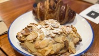 Butterman juga menghadirkan almond croissant. Isian krim almond yang padat dengan tawuran potongan almond yang melimpah cocok untuk penggemar makanan manis. Foto: Tim detikFood