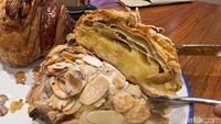 Croissant yang disajikan oleh Butterman memiliki tekstur yang kering dan flaky. Rongga pada croissant di sini tidak membentuk honeycomb dengan rasa yang lebih manis dan tipis butterynya. Foto: Tim detikFood