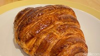 Pertama ada bakery bernama Braud di kawasan Senopati dengan ciri khas croissantnya yang renyah, flaky dan tidak terlalu kering. Tekstur croissant Braud mudah hancur ketika dipotong. Foto: Tim detikFood