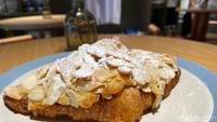 Selain croissant plain, Braud juga memiliki croissant almond yang tak kalah menarik. Krim almond pada isiannya begitu melimpah dengan tingkat manis yang medium. Foto: Tim detikFood