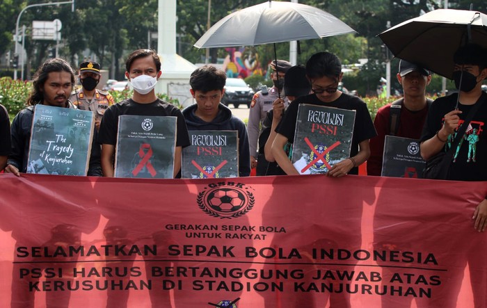 Bawa Keranda Mayat, Suporter Aksi Damai Suarakan Tragedi Kanjuruhan Puluhan orang dari suporter Persija Jakarta yang tergabung dalam Gerakan Sepak Bola untuk Rakyat (GSR) menggelar Aksi Menolak Lupa Tragedi Kanjuruhan di depan Istana Negara Jakarta.