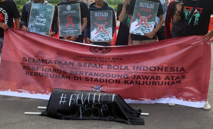 Bawa Keranda Mayat, Suporter Aksi Damai Suarakan Tragedi Kanjuruhan Puluhan orang dari suporter Persija Jakarta yang tergabung dalam Gerakan Sepak Bola untuk Rakyat (GSR) menggelar Aksi Menolak Lupa Tragedi Kanjuruhan di depan Istana Negara Jakarta.