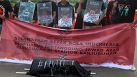 Dalam aksinya, mereka juga melakukan teatrikal sambil membawa keranda mayat yang bertuliskan revolusi PSSI sebagai simbol protes terhadap kondisi sepak bola Indonesia yang sedang bersedih atas matinya rasa keadilan terhadap korban tragedi Kanjuruhan yang menelan korban jiwa 135 orang.