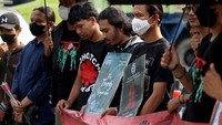 Mereka menggelar aksi di area Patung Kuda Arjuna, Persimpangan, Jl. M.H. Thamrin dan Jl. Medan Merdeka Barat, Jakarta Pusat, Kamis (19/1).
