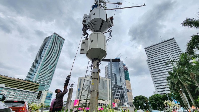 Petugas melakukan perawatan menara penguat sinyal telepon seluler di Jl Imam Bonjol, Jakarta Pusat, Kamis (19/1). Perawatan tersebut berupa penggantian berkala baterai.