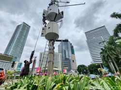 Biar Gaspol! Menara Penguat Sinyal Seluler Ganti Baterai