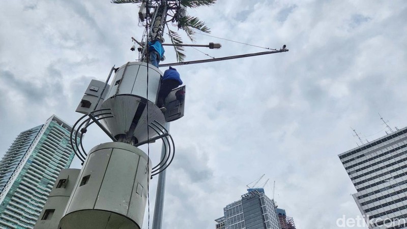 Petugas melakukan perawatan menara penguat sinyal telepon seluler di Jl Imam Bonjol, Jakarta Pusat, Kamis (19/1). Perawatan tersebut berupa penggantian berkala baterai.