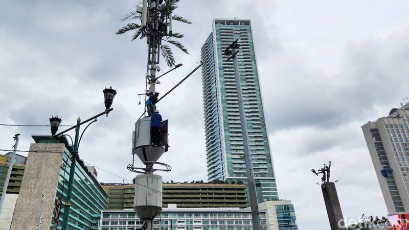 Petugas melakukan perawatan menara penguat sinyal telepon seluler di Jl Imam Bonjol, Jakarta Pusat, Kamis (19/1). Perawatan tersebut berupa penggantian berkala baterai.