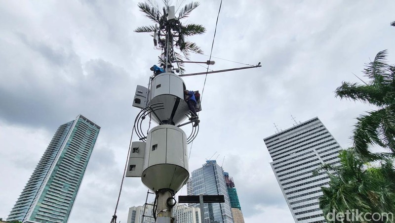 Petugas melakukan perawatan menara penguat sinyal telepon seluler di Jl Imam Bonjol, Jakarta Pusat, Kamis (19/1). Perawatan tersebut berupa penggantian berkala baterai.