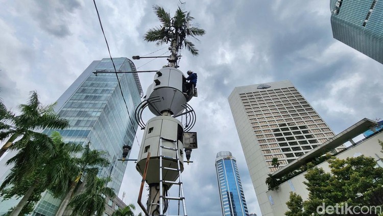 Petugas melakukan perawatan menara penguat sinyal telepon seluler di Jl Imam Bonjol, Jakarta Pusat, Kamis (19/1). Perawatan tersebut berupa penggantian berkala baterai.