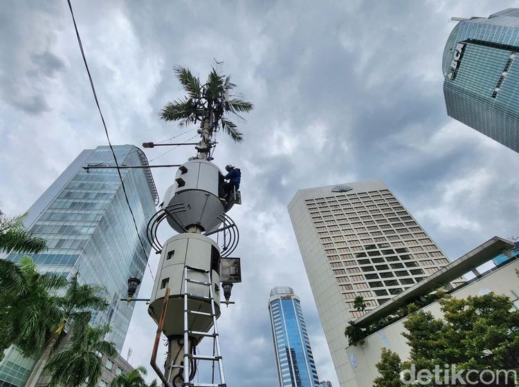 Biar Gaspol! Menara Penguat Sinyal Seluler Ganti Baterai
