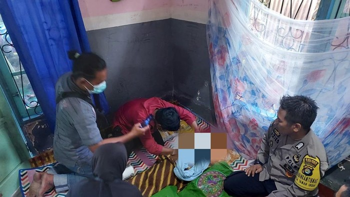 Warga Dusun Repuk Tunjang Timur, Desa Taman Indah, Kecamatan Pringgarata, Kabupaten Lombok Tengah insial H (47) ditemukan tewas gantung diri oleh anak korban.