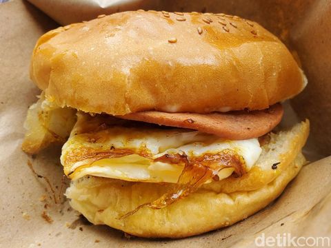 Burger Dinar dagangan Wahadi (81), pedagang keliling di Jalan Kaliurang, Sleman, Rabu (18/1/2023).