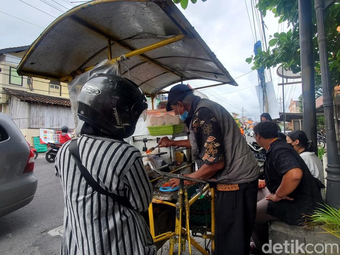Burger Dinar dagangan Wahadi (81), pedagang keliling di Jalan Kaliurang, Sleman, Rabu (18/1/2023).