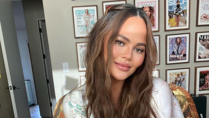 Iseng Tes DNA, Chrissy Teigen Kaget Hasilnya Plot Twist: Punya Saudara Kembar