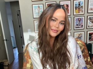 Iseng Tes DNA, Chrissy Teigen Kaget Hasilnya Plot Twist: Punya Saudara Kembar