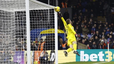 David De Gea Sudah Terbang, Bola Tetap Masuk Gawang