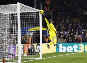 David De Gea Sudah Terbang, Bola Tetap Masuk Gawang