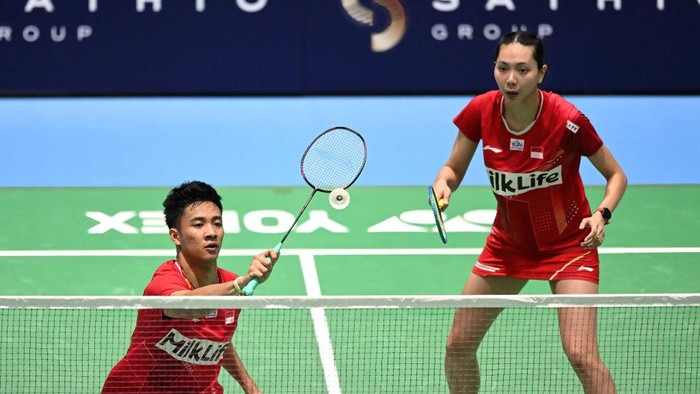 SYDNEY, AUSTRALIA - 2022/11/18: Dejan Ferdinansyah (L) and Gloria Emanuelle Widjaja (R) of Indonesia seen during the 2022 SATHIO GROUP Australian Badminton Open mixed double quarter finals match against Yuki Kaneko and Misaki Matsumoto of Japan. Ferdinansyah and Widjaja won the match, 20-22, 21-19, 21-17. (Photo by Luis Veniegra/SOPA Images/LightRocket via Getty Images)