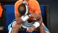 McDonald memimpin 2-0 dan 3-5 pada set pertama, sebelum Nadal memperkecil poin menjadi 4-5. Kesalahan pengembalian bola dari Nadal membuat McDonald menutup set pertama dengan kemenangan 6-4. AP/Dita Alangkara  