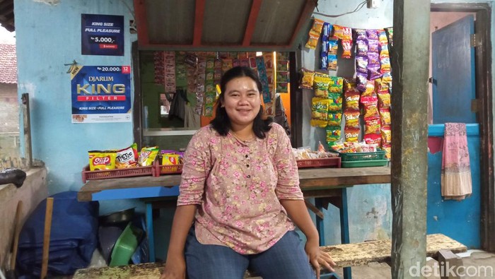Elin (28) pemilik warung yang berjualan di TPU Kemlaten Kota Cirebon.