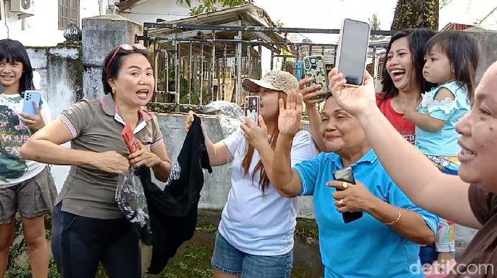 Emak-emak di Minut, Sulut berebut baju yang dibagikan Presiden Jokowi.