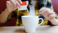 Pemanis rendah kalori seperti xylitol, sorbitol, dan manitol sering digunakan sebagai pengganti gula. Bahan ini cenderung tidak mudah dicerna dan dapat menyebabkan kembung. Foto: Getty Images/NoDerog