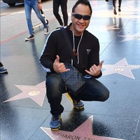 Melihat akun Instagramnya, Ferry tampaknya memang cukup sering jalan-jalan ke luar negeri. Seperti fotonya yang satu ini saat berada di Hollywood Walk of Fame. Foto: Instagram/@ferryirawanreal