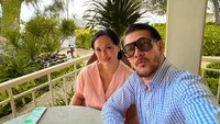 Ada juga momen sarapan Ferry Salim dan sang istri. Dengan pemandangan indah, mereka menikmati onion ring yang gurih dan renyah. Foto: Instagram @ferrysal1m